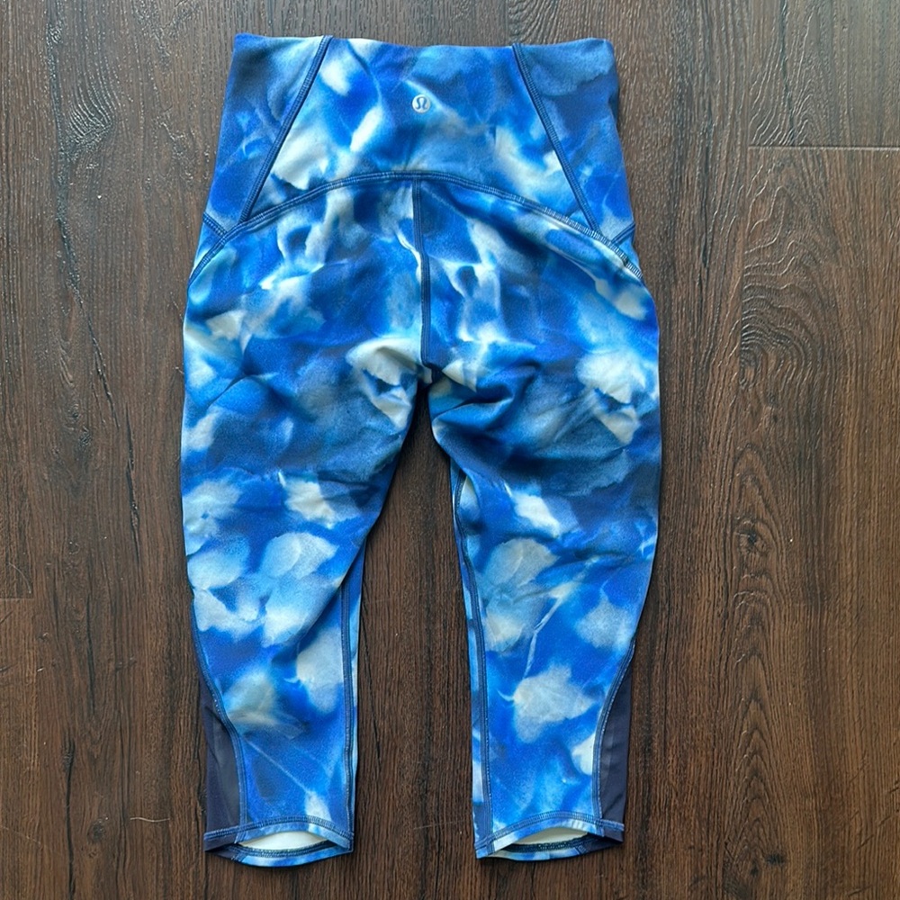 Lululemon Blue Patterned Womens Capri Leggings - Picture 3 of 3